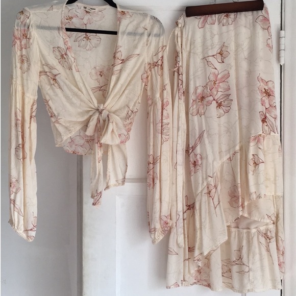 Billabong matching set floral wrap dress tie top crop top and wrap skirt - Picture 3 of 5